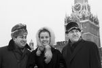 Солисты Большого театра Зураб Соткилава (слева), Елена Образцова и аккомпаниатор Александр Ерохин на Красной площади, 1970 год
