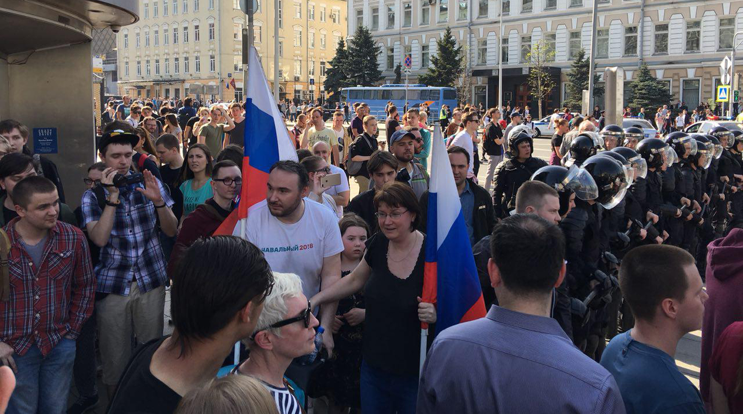 Во время несогласованной акции сторонников оппозиционного политика Алексея Навального в центре Москвы, 5 мая 2018 года