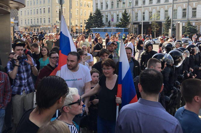 Во время несогласованной акции сторонников оппозиционного политика Алексея Навального в центре Москвы, 5 мая 2018 года