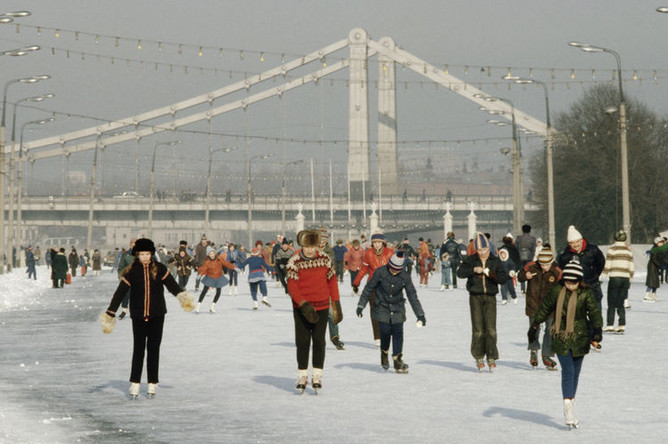 В выходной день на катке в ЦПКиО имени Горького, 1984 год