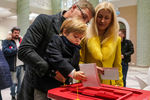 Мэр Риги Нил Ушаков, его супруга Ивета Страутиня с сыном голосуют на избирательном участке во Дворце культуры ВЭФ во время парламентских выборов в 13-й Сейм Латвии, октябрь 2018 года