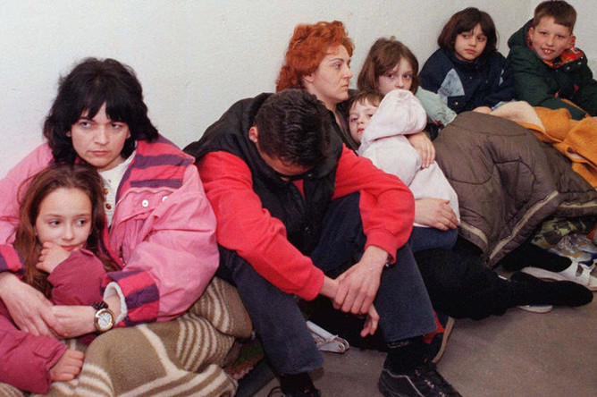 Жители Белграда в бомбоубежище, 24 марта 1999 года