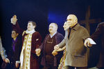 Участники Всемирной театральной олимпиады (режиссер Роберт Струа и композитор Гия Канчели) после спектакля по пьесе Уильяма Шекспира «Как вам угодно, или Двенадцатая ночь Рождества», 2001 год
