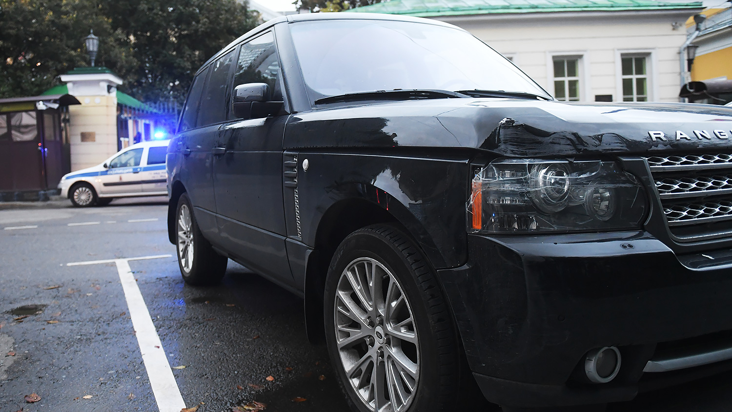 Автомобиль Range Rover, врезавшийся в ограждение резиденции посла США в Москве, 18 сентября 2020 года