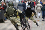 Силовики задерживают участника акции протеста в Минске, 1 ноября 2020 года