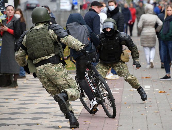 Силовики задерживают участника акции протеста в&nbsp;Минске, 1 ноября 2020 года