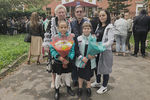 Галина и Сергей Будницкие с внучкой и дочкой на школьной линейке
