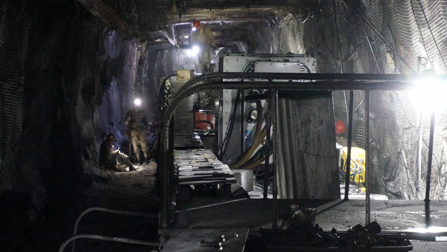 В МЧС рассказали об эвакуации 137 горняков из шахты 
