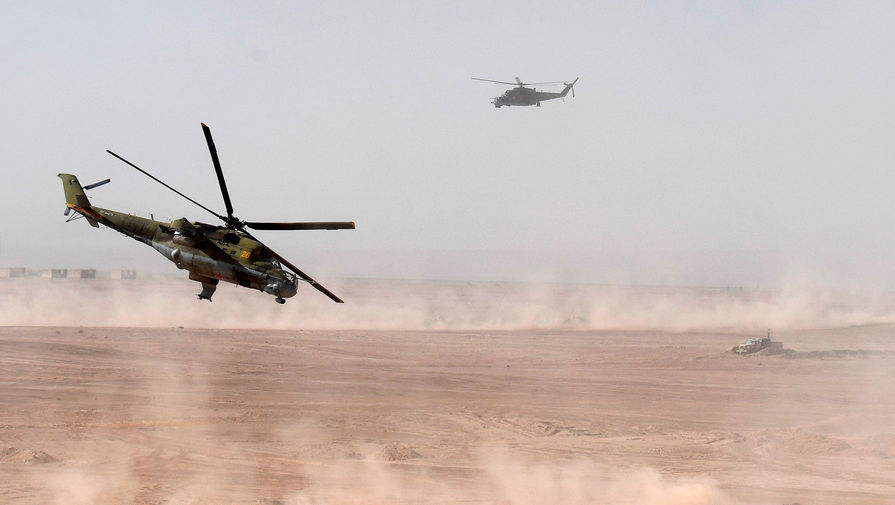 Экипажи ударных вертолетов Ми-24 ЦВО отработали прикрытие тактического десанта