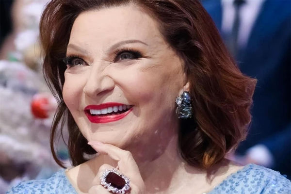 Киска көпіршіктерді үрлеп жатыр Ардагерлер даңғылындағы секс