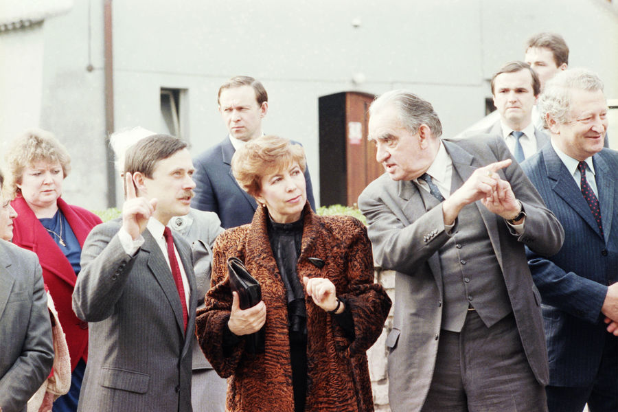 Супруга Генерального секретаря ЦК КПСС М.С. Горбачева Раиса Максимовна Горбачева перед входом в Национальную галерею Праги, 1987 год