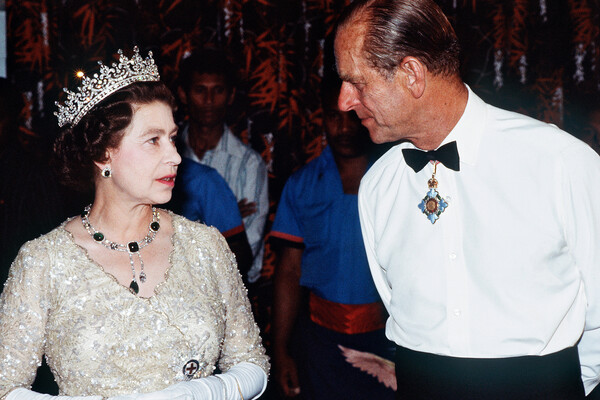 Королева Елизавета II и принц Филипп, герцог Эдинбургский, на&nbsp;приеме в&nbsp;Папуа&nbsp;- Новой Гвинее, 1982&nbsp;год