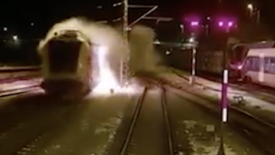 Поезд в огне уехал без машиниста от пожарных и полиции в Германии