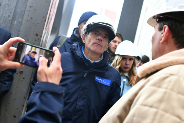 Генеральный директор Международного агентства по атомной энергии (МАГАТЭ) Рафаэль Гросси во время визита на Запорожскую АЭС в Энергодаре, 29 марта 2023 года