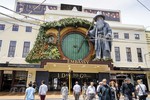Гигантская скульптура волшебника Гэндальфа была установлена над кинотеатром Embassy Theatre