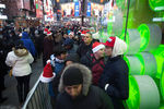 Покупатели ожидают открытия дверей магазина на Таймс-сквер в Нью-Йорке