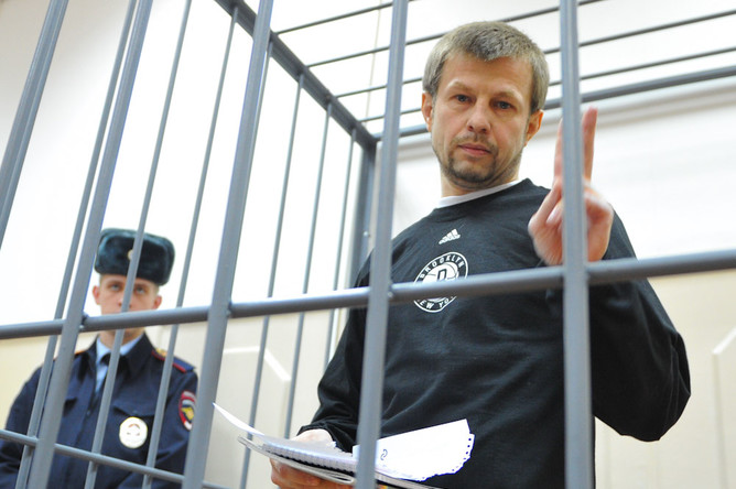 Экс-мэр Ярославля Евгений Урлашов подозревается в получении 14 млн рублей за отказ от исковых требований в арбитражном процессе по иску мэрии к его фирме
