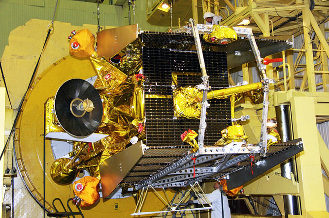 Российская автоматическая межпланетная станция «Фобос-Грунт» в монтажно-испытательном корпусе космодрома Байконур