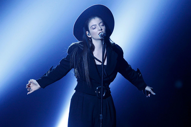 Выступление Лорде во время Billboard Music Awards 2014