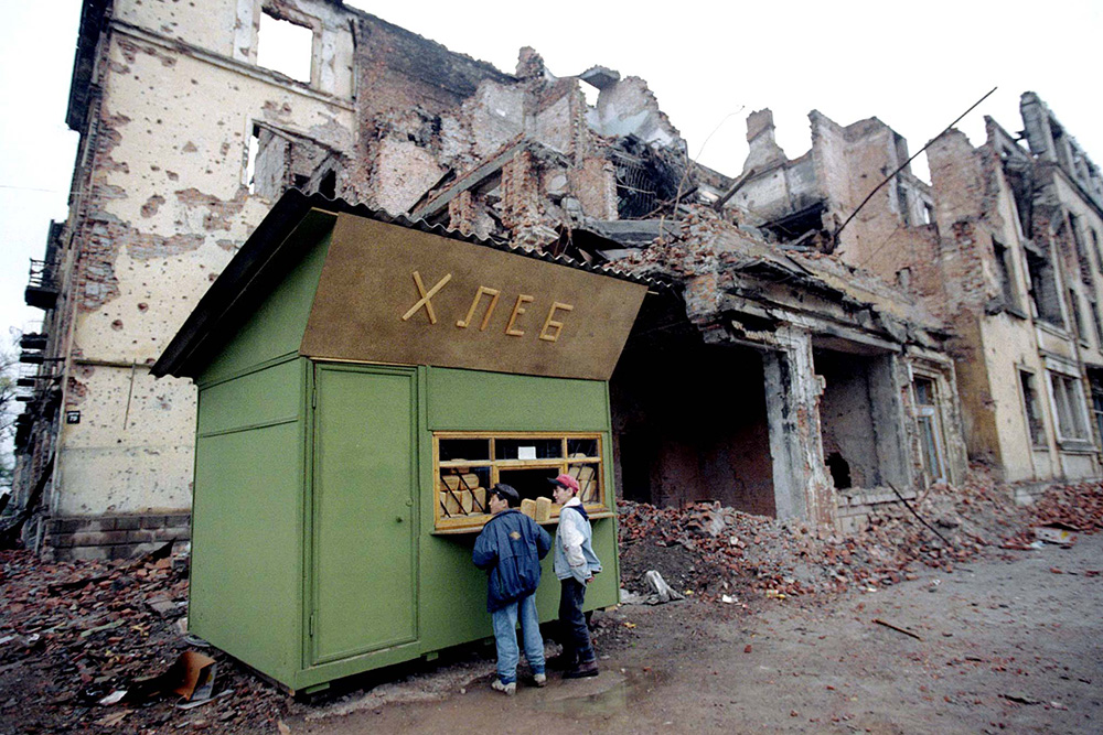 Дети покупают хлеб в киоске на одной из улиц Грозного, 27 октября 1996 года