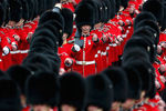 Гвардейцы маршируют мимо Букингемского дворца перед церемонией выноса знамени