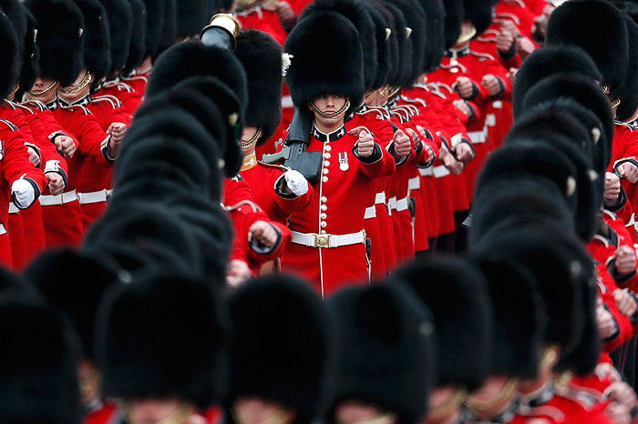 Гвардейцы маршируют мимо Букингемского дворца перед&nbsp;церемонией выноса знамени