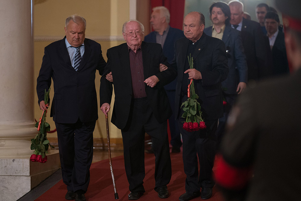 Бывший председатель ЦБ РФ Виктор Геращенко (в центре) на церемонии прощания с политиком Евгением Примаковым в Колонном зале Дома союзов