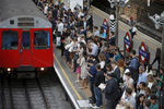 В Лондоне из-за начавшейся в среду забастовки работников транспорта полностью прекратил свою работу городской метрополитен, а железнодорожное сообщение между лондонскими вокзалами и пригородами осуществляется с перебоями, что привело к транспортному коллапсу