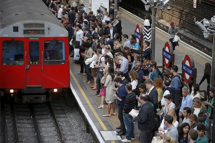 В&nbsp;Лондоне из-за начавшейся в&nbsp;среду забастовки работников транспорта полностью прекратил свою работу городской метрополитен, а железнодорожное сообщение между&nbsp;лондонскими вокзалами и пригородами осуществляется с&nbsp;перебоями, что привело к&nbsp;транспортному коллапсу