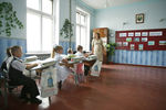 Учащиеся одной из школ во время торжественной линейки, посвященной Дню знаний, в поселке Александровка Донецкой области