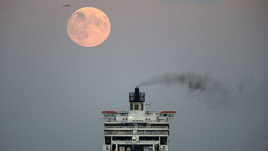 Полное лунное затмение над&nbsp;портом города Дувр