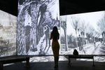 Посетительница на мультимедийной выставке «Ван Гог: 125 лет вдохновения» в центре дизайна Artplay