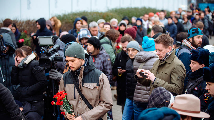 Жители Москвы приносят цветы к&nbsp;посольству Франции в&nbsp;Москве