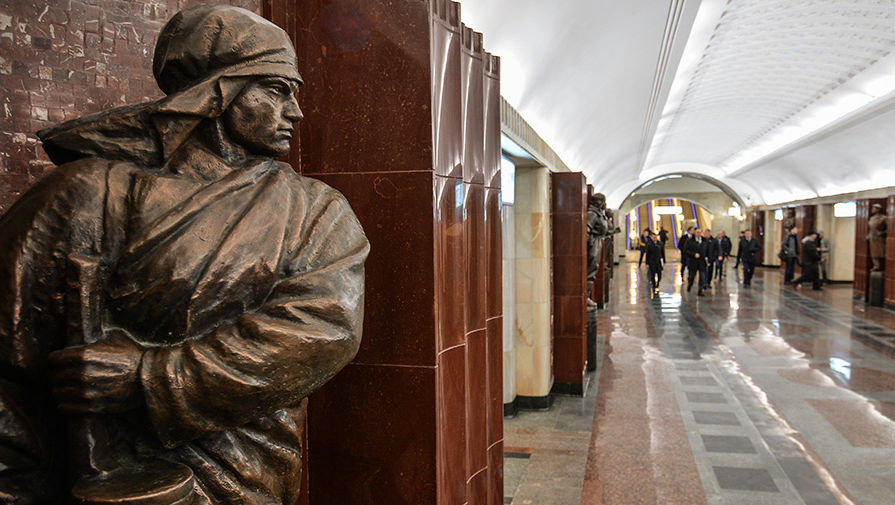 Скульптура на&nbsp;станции &laquo;Бауманская&raquo; Арбатско-Покровской линии Московского метрополитена, открывшейся после капитального ремонта