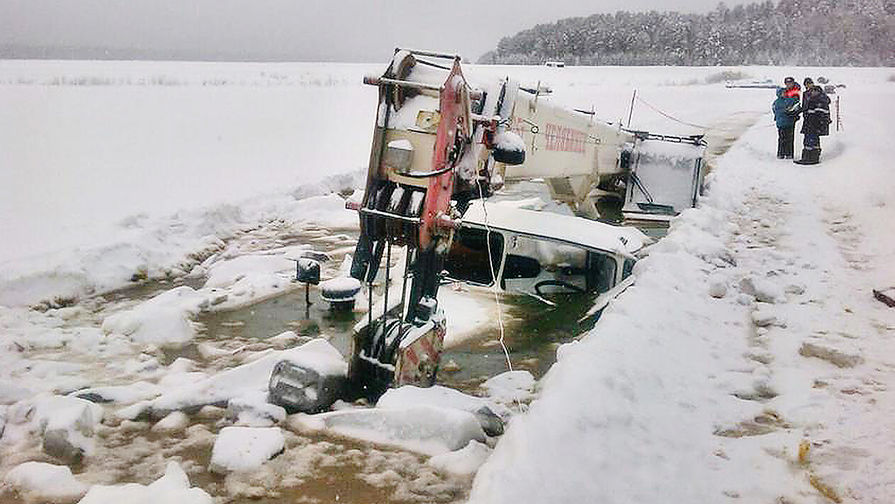 На месте провала под лед бензовоза и автокрана на реке Лена в Киренском районе Иркутской области, 12 января 2017 года