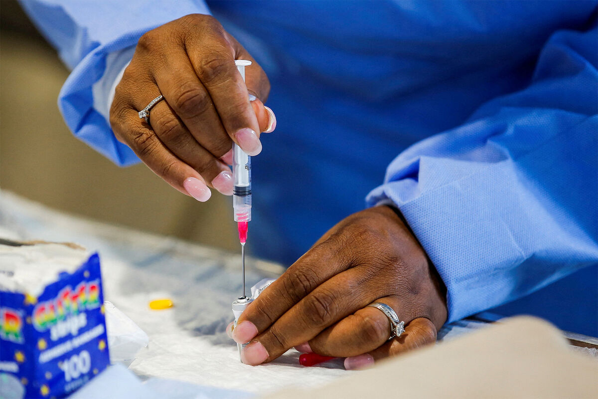Сотрудник медицинского центра Вестчестера готовит вакцину против оспы обезьян в передвижном пункте вакцинации, Нью-Йорк, 28 июля 2022 года