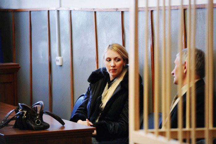 Анна Шавенкова в зале судебных заседаний до начала оглашения приговора, 2011 год