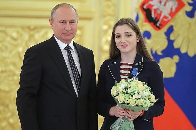 Владимир Путин и олимпийская чемпионка по художественной гимнастике, серебряный и бронзовый призер Олимпиады-2016 Алия Мустафина