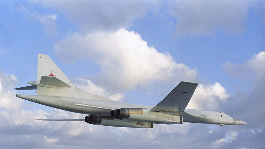 Стратегический самолет-бомбардировщик Ту-160 в полете, 1996 год