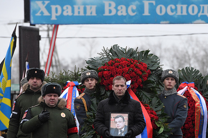 Траурная процессия на церемонии похорон посла России в Турции Андрея Карлова на Химкинском кладбище в Москве
