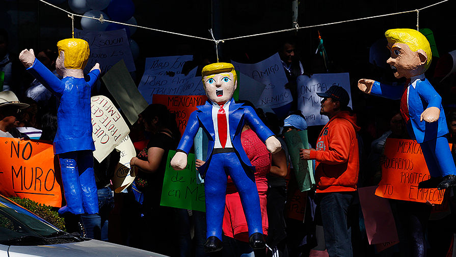 Пиньяты в виде президента США Дональда Трампа на протестной акции в Мехико, 20 января 2017 года