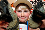 9-летний Бенджамин Бринкерхофф из Юты — победитель конкурса мерзких кроссовок в Монпелье, штат Вермонт, 2011 год