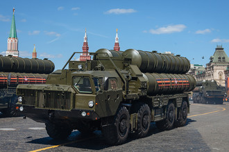 Зенитная ракетная система С-400 «Триумф» на генеральной репетиции военного парада в Москве, 7 мая 2017 года