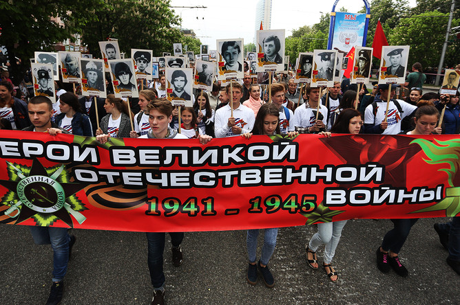 Участники акции памяти «Бессмертный полк» во время шествия по случаю 72-й годовщины Победы в Великой Отечественной войне в центре Донецка