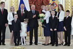 Владимир Путин и семья Стригалевых из Ярославской области на церемонии вручения многодетным родителям ордена «Родительская слава» в Кремле