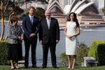 Принц Гарри Уэльский с герцогиней Сассекской Маркл и генерал-губернатор Австралии Питер Косгроув с супругой Линн около Адмиралтейского дома в Сиднее, 16 октября 2018 года