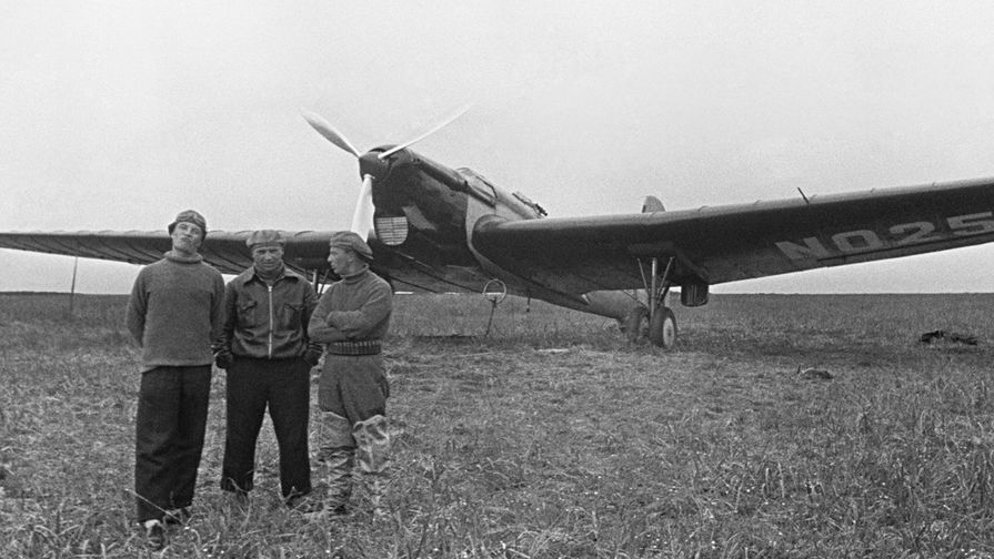 Дальневосточный край. Валерий Чкалов, Георгий Байдуков и Александр Беляков у своего самолета после посадки на острове Удд, 1936 год