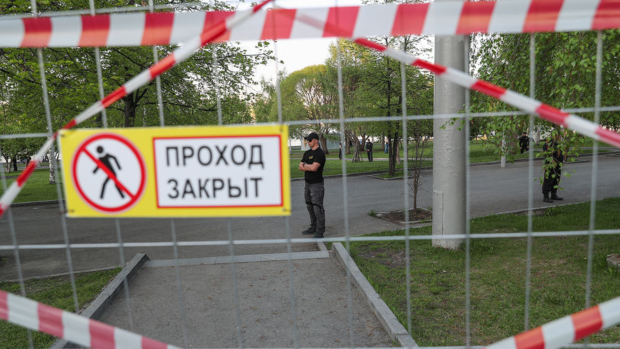Охранники и забор вокруг предполагаемого места строительства собора святой Екатерины в центре Екатеринбурга, 13 мая 2019 года