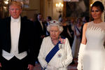 Президент США Дональд Трамп, королева Елизавета II и первая леди США Меланья Трамп перед началом королевского ужина в Букингемском дворце, 3 июня 2019 года 