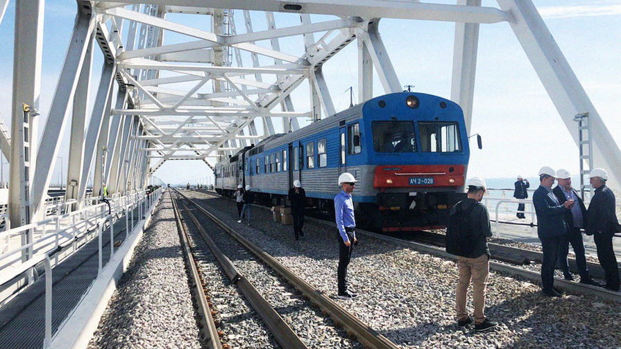 Тепловоз на&nbsp;железнодорожной части Крымского моста, 24 сентября 2019 года
